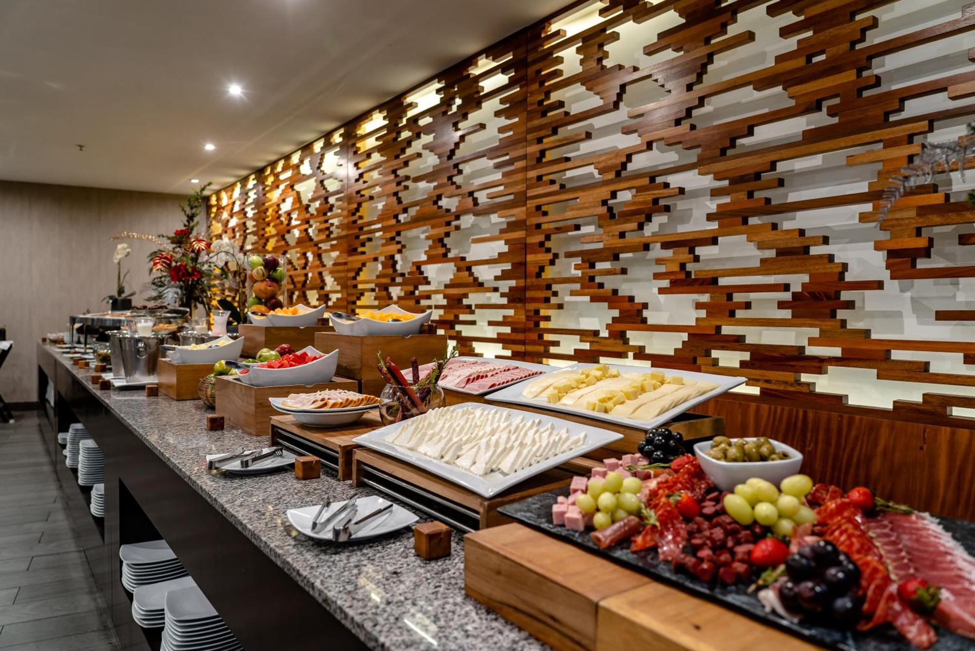Jose Antonio Deluxe Hotel Лима Екстериор снимка